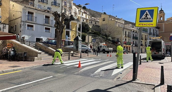 Avanzan los trabajos de repintado de la señalización vial por las avenidas de San Ignacio de Loyola y Los Alfares