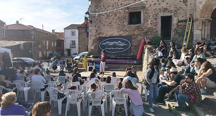 Bustares escribe con éxito su tercer capítulo de la Feria del Libro 1 Bustares escribe con éxito su tercer capítulo de la Feria del Libro