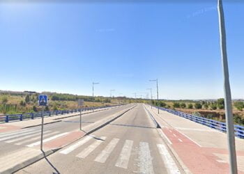 Cerrado el puente de la Avenida de Aguas Vivas tras detectarse un desplazamiento en uno de sus elementos Cerrado el puente de la Avenida de Aguas Vivas tras detectarse un desplazamiento en uno de sus elementos