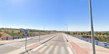 Cerrado el puente de la Avenida de Aguas Vivas tras detectarse un desplazamiento en uno de sus elementos