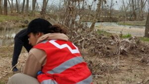 Cruz Roja vuelve al Júcar y al Moscas, en su recogida de residuos del mes de abril