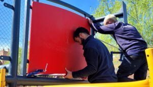 Dolz comprueba cómo avanzan los trabajos para instalar una pista multideporte en el Parque de Los Moralejos