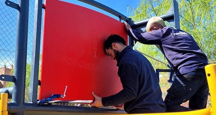 Dolz comprueba cómo avanzan los trabajos para instalar una pista multideporte en el Parque de Los Moralejos