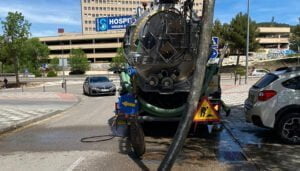 El Ayuntamiento de Cuenca ejecuta la limpieza de la red de saneamiento de la ciudad por barrios, lo que puede originar interferencias en el tráfico