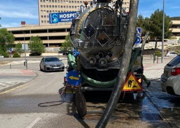 El Ayuntamiento de Cuenca ejecuta la limpieza de la red de saneamiento de la ciudad por barrios, lo que puede originar interferencias en el tráfico