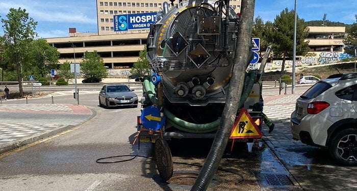 El Ayuntamiento de Cuenca ejecuta la limpieza de la red de saneamiento de la ciudad por barrios, lo que puede originar interferencias en el tráfico 1 El Ayuntamiento de Cuenca ejecuta la limpieza de la red de saneamiento de la ciudad por barrios, lo que puede originar interferencias en el tráfico