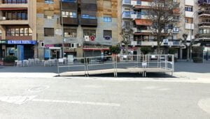 El Ayuntamiento de Cuenca instala una plataforma en la Plaza de la Constitución para que las personas en silla de ruedas puedan ver los desfiles
