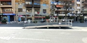 El Ayuntamiento de Cuenca instala una plataforma en la Plaza de la Constitución para que las personas en silla de ruedas puedan ver los desfiles