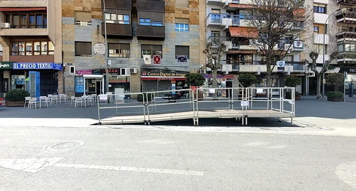 El Ayuntamiento de Cuenca instala una plataforma en la Plaza de la Constitución para que las personas en silla de ruedas puedan ver los desfiles