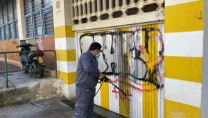 El Ayuntamiento de Cuenca prueba un nuevo sistema para la eliminación de grafitis