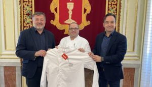 El Ayuntamiento de Cuenca reparte 240 chaquetillas de cocineros con el logotipo de Cuenca Deliciosa entre los establecimientos de la provincia