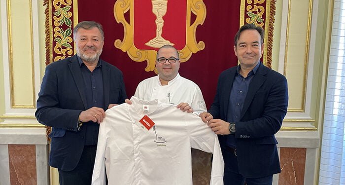 El Ayuntamiento de Cuenca reparte 240 chaquetillas de cocineros con el logotipo de Cuenca Deliciosa entre los establecimientos de la provincia 1 El Ayuntamiento de Cuenca reparte 240 chaquetillas de cocineros con el logotipo de Cuenca Deliciosa entre los establecimientos de la provincia