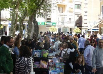 El Día del Libro ya luce en la Plaza de la Hispanidad con libros de todo tipo y actividades paralelas