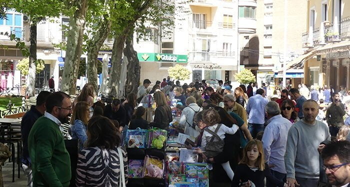 El Día del Libro ya luce en la Plaza de la Hispanidad con libros de todo tipo y actividades paralelas