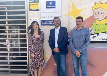 El Gobierno regional felicita al CRA ‘Elena Fortún’ por ser ejemplo en el desarrollo de un proyecto en la promoción de los valores europeos El Gobierno regional felicita al CRA ‘Elena Fortún’ por ser ejemplo en el desarrollo de un proyecto en la promoción de los valores europeos