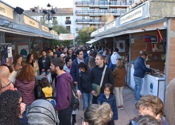 El público juvenil y romántico desborda la Feria del Libro con autoras como Reyes Monforte, Alice Kellen y Clodett