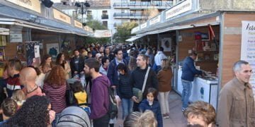 El público juvenil y romántico desborda la Feria del Libro con autoras como Reyes Monforte, Alice Kellen y Clodett