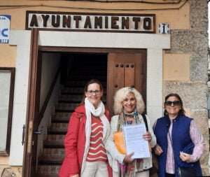 Entregadas cerca de 1.500 firmas al Ayuntamiento de Cardenete reclamando medidas contra el impacto que causa la macrogranja a los vecinos