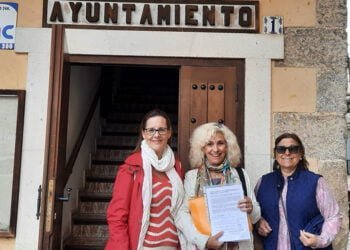 Entregadas cerca de 1.500 firmas al Ayuntamiento de Cardenete reclamando medidas contra el impacto que causa la macrogranja a los vecinos