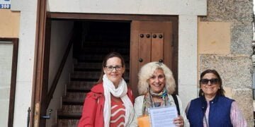 Entregadas cerca de 1.500 firmas al Ayuntamiento de Cardenete reclamando medidas contra el impacto que causa la macrogranja a los vecinos