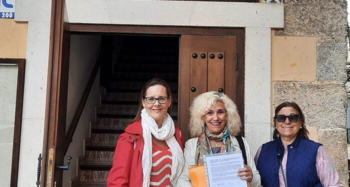 Entregadas cerca de 1.500 firmas al Ayuntamiento de Cardenete reclamando medidas contra el impacto que causa la macrogranja a los vecinos 1 Entregadas cerca de 1.500 firmas al Ayuntamiento de Cardenete reclamando medidas contra el impacto que causa la macrogranja a los vecinos