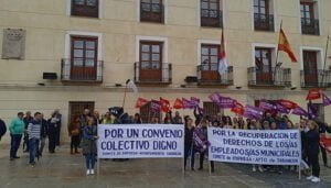 La plantilla municipal del ayuntamiento de Tarancón refuerza sus movilizaciones con la segunda concentración para exigir recuperación de derechos