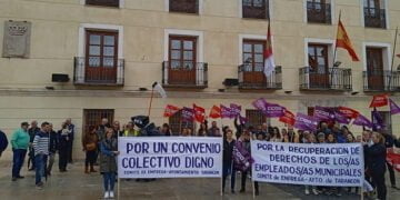 La plantilla municipal del ayuntamiento de Tarancón refuerza sus movilizaciones con la segunda concentración para exigir recuperación de derechos
