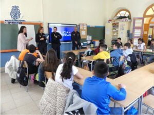 La Policía Nacional reconoce, en el Colegio Público Ramón y Cajal,  a varios alumnos por su colaboración y grado de  participación ciudadana