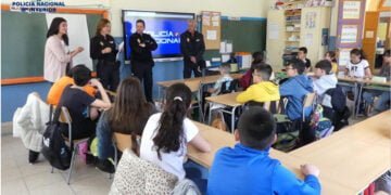 La Policía Nacional reconoce, en el Colegio Público Ramón y Cajal, a varios alumnos por su colaboración y grado de participación ciudadana