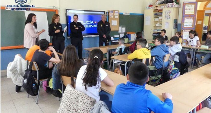 La Policía Nacional reconoce, en el Colegio Público Ramón y Cajal, a varios alumnos por su colaboración y grado de participación ciudadana 1 La Policía Nacional reconoce, en el Colegio Público Ramón y Cajal, a varios alumnos por su colaboración y grado de participación ciudadana