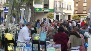 Más de cuatro mil personas acompañan al Día de Libro en la Plaza de la Hispanidad