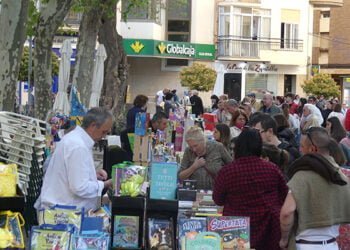 Más de cuatro mil personas acompañan al Día de Libro en la Plaza de la Hispanidad