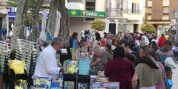 Más de cuatro mil personas acompañan al Día de Libro en la Plaza de la Hispanidad