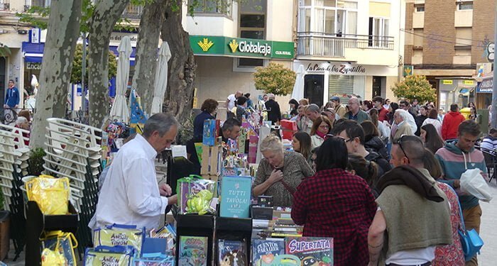 Más de cuatro mil personas acompañan al Día de Libro en la Plaza de la Hispanidad 1 Más de cuatro mil personas acompañan al Día de Libro en la Plaza de la Hispanidad