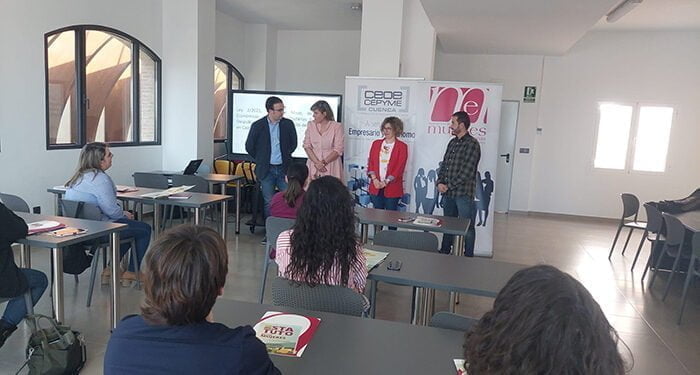 Más de diez empresarias y emprendedoras asisten en Iniesta a la jornada de AMEP sobre ayudas a empresas