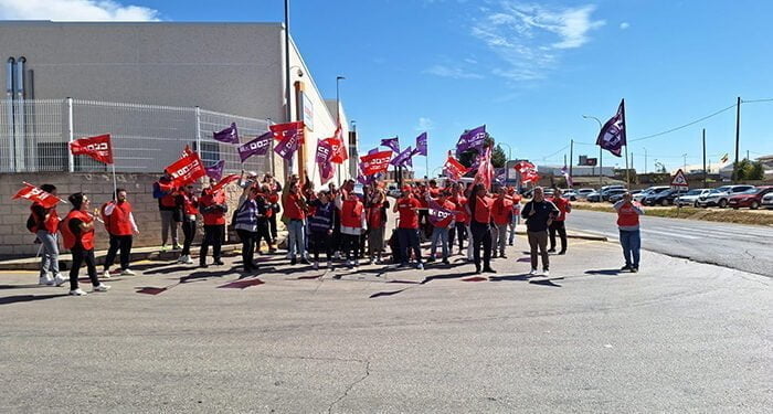 Movilización en Incarlopsa para exigir la readmisión de una trabajadora despedida al saber la empresa que iba a presentarse a las elecciones sindicales por CCOO