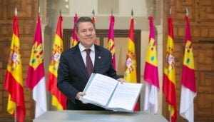 Page firma el Decreto de convocatoria de elecciones, que fija el 22 de junio para la sesión constitutiva de las Cortes