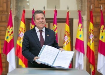 Page firma el Decreto de convocatoria de elecciones, que fija el 22 de junio para la sesión constitutiva de las Cortes
