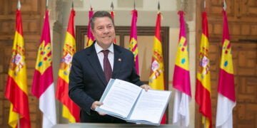 Page firma el Decreto de convocatoria de elecciones, que fija el 22 de junio para la sesión constitutiva de las Cortes