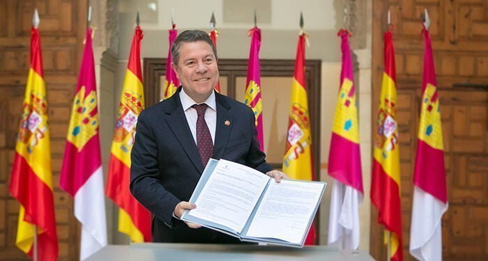 Page firma el Decreto de convocatoria de elecciones, que fija el 22 de junio para la sesión constitutiva de las Cortes 1 Page firma el Decreto de convocatoria de elecciones, que fija el 22 de junio para la sesión constitutiva de las Cortes