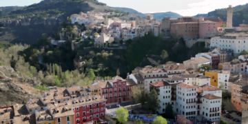Dron. Cuenca monumental. El Resucitado en las curvas de la Audiencia