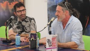 Tarde de anécdotas y rock con Rafa J. Vegas, bajo de Rosendo, en las «Charlas en la Onda»