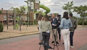 Alberto Rojo anuncia, si sale reelegido, la construcción de un centro social, con una nueva biblioteca municipal, en la zona de Aguas Vivas