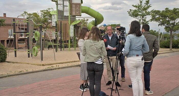 Alberto Rojo anuncia, si sale reelegido, la construcción de un centro social, con una nueva biblioteca municipal, en la zona de Aguas Vivas 1 Alberto Rojo anuncia, si sale reelegido, la construcción de un centro social, con una nueva biblioteca municipal, en la zona de Aguas Vivas