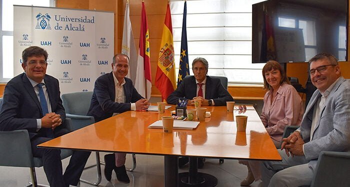 Alberto Rojo comparte con el rector de la Universidad de Alcalá medidas de dinamismo que afectarán a la Plaza de España, junto al campus