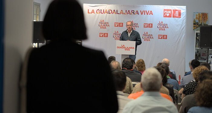 Alberto Rojo se compromete en el Alamín a resolver “de una vez por todas” el conflicto de las zonas privadas de uso público