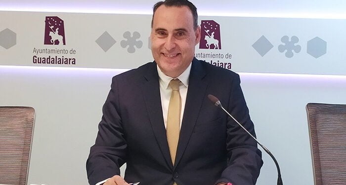 Antonio de Miguel abandona VOX cargando contra Abascal y se suma al proyecto de Macarena Olona 1 Antonio de Miguel abandona VOX cargando contra Abascal y se suma al proyecto de Macarena Olona