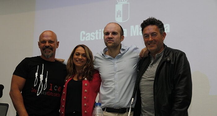 Bernard Minier recibe su Premio Tormo Negro Masfarné y dona la cuantía del galardón 1 Bernard Minier recibe su Premio Tormo Negro Masfarné y dona la cuantía del galardón