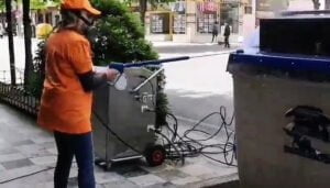 Cristina Fuentes lidera la limpieza eficaz de grafitis y aceras en la Calle Fermin Caballero sin elementos químicos