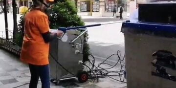 Cristina Fuentes lidera la limpieza eficaz de grafitis y aceras en la Calle Fermin Caballero sin elementos químicos